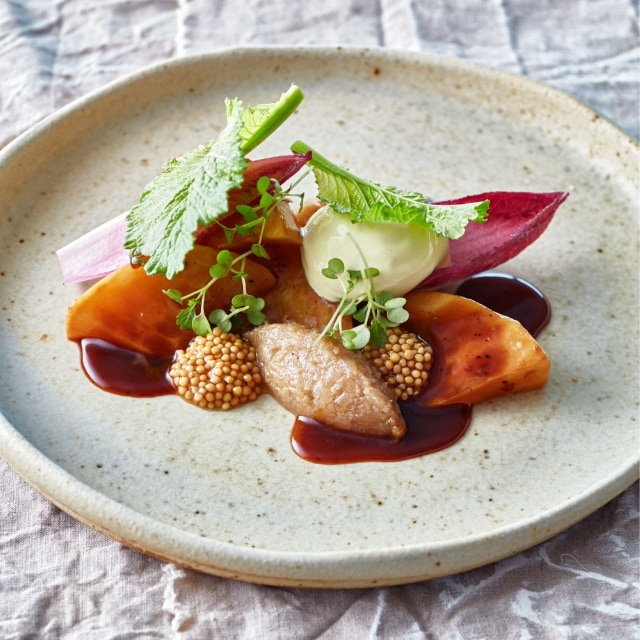 Knolselderij met gestoofde uien, zoet zure mosterdzaadjes en Dijonaise saus Knolselderij met gestoofde uien, zoet zure mosterdzaadjes en Dijonaise saus