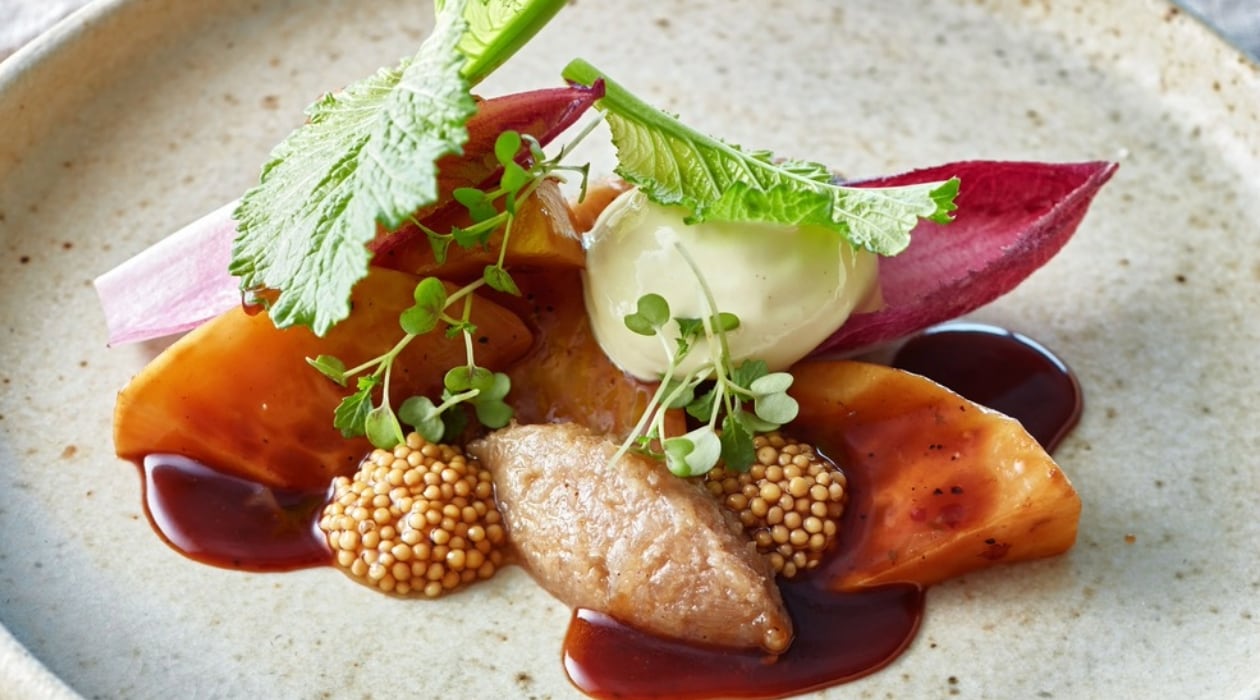 Knolselderij met gestoofde uien, zoet zure mosterdzaadjes en Dijonaise saus – Recept