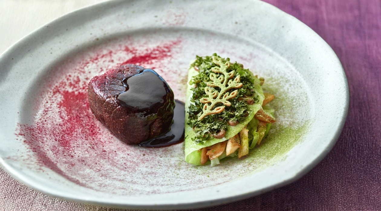 Bieten steak met spitskool, zwarte knoflook en Westmoreland saus – Recept