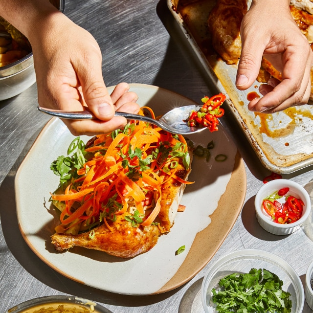 Piepkuiken met ramensalade en luchtige zoetzure Hollandaise Piepkuiken met ramensalade en luchtige zoetzure Hollandaise