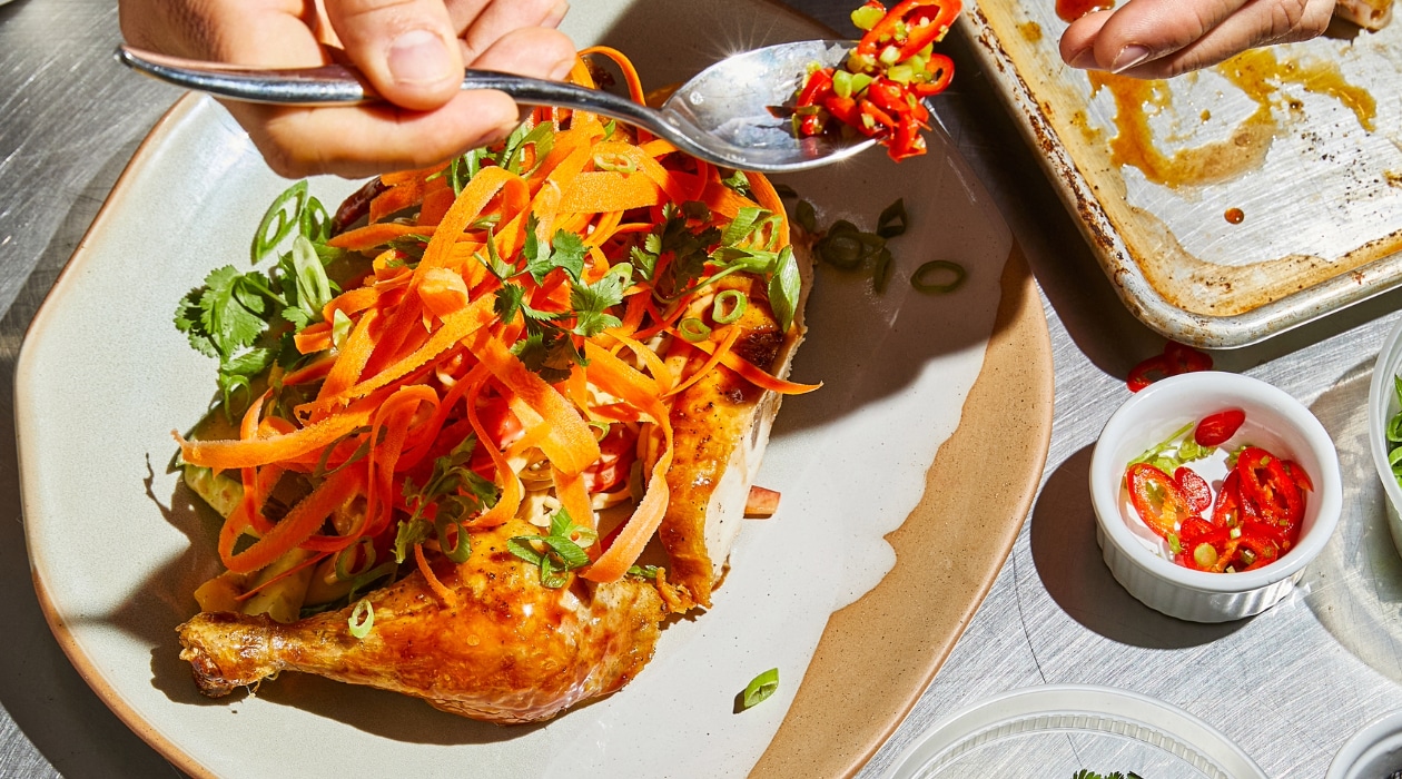 Piepkuiken met ramensalade en luchtige zoetzure Hollandaise – Recept