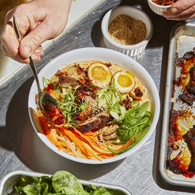 Spicy Red Hot Creamy Ramen met Char Siu Kip Spicy Red Hot Creamy Ramen met Char Siu Kip