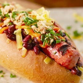 Hotdog met zwarte boontjes, cheddar en krokante uitjes
