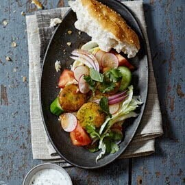 Falafel met koriander, mint en knoflookdressing Falafel met koriander, mint en knoflookdressing