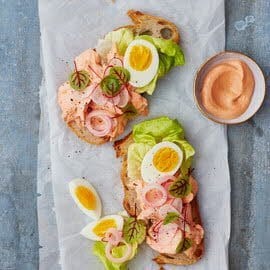 Gepocheerde zalm op zuurdesem met kropsla, eieren en cocktailsaus Gepocheerde zalm op zuurdesem met kropsla, eieren en cocktailsaus