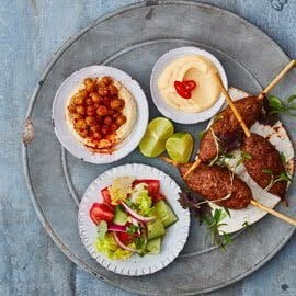 Lamsspiesjes met humus en harissa aioli