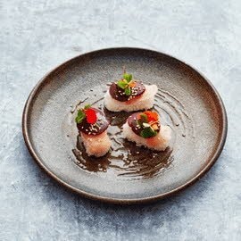 Nigiri sushi met gerookte bietjes en sesam soja Nigiri sushi met gerookte bietjes en sesam soja