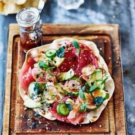 Pappadum met tonijn, avocado en wasabi Pappadum met tonijn, avocado en wasabi