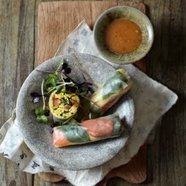Springrolls met mango, zalm en Thaise basilicum Springrolls met mango, zalm en Thaise basilicum