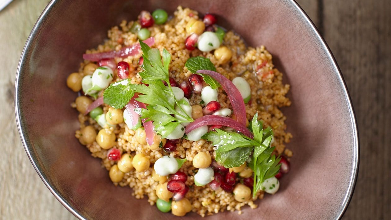 Taboulé met granaatappel, tuinboontjes en kikkererwten