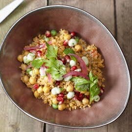 Taboulé met granaatappel, tuinboontjes en kikkererwten