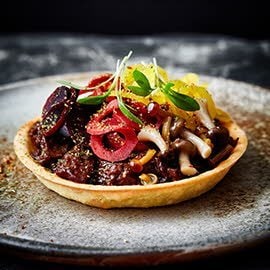 Tartelette met hazenpeper en zoet zuur van beukenzwammetjes Tartelette met hazenpeper en zoet zuur van beukenzwammetjes