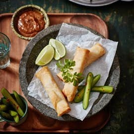 Vietnamese loempia's met gemarineerde komkommer en satésaus Vietnamese loempia's met gemarineerde komkommer en satésaus