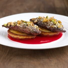 Duif met muesli, honing en bietencoulis