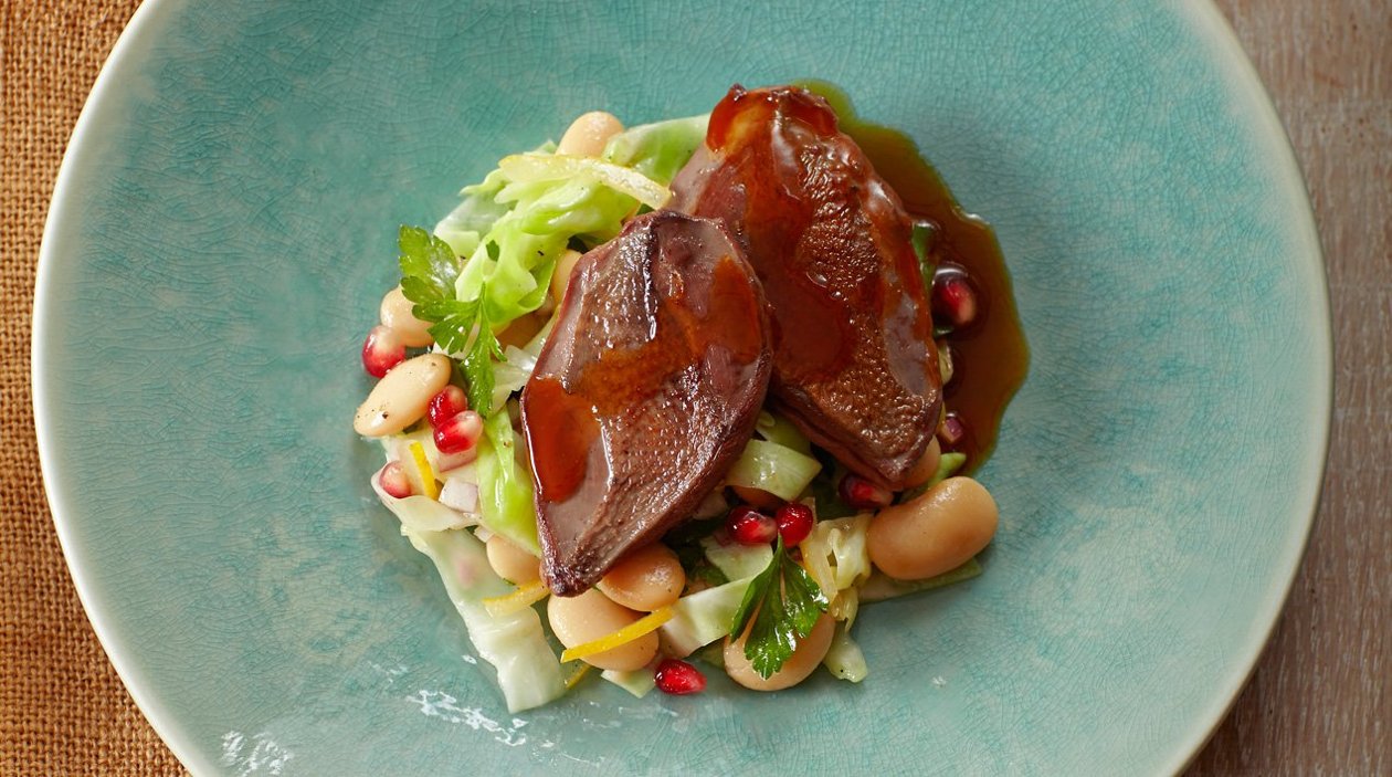 Duif met spitskool, witte bonen en granaatappel – Recept