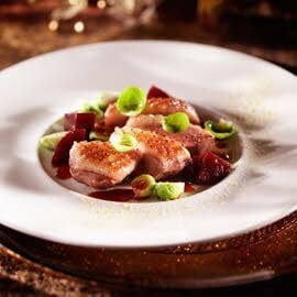 Eendenborst met rode bietjes, spruitjes, sinaasappel poeder en balsamico vinaigrette