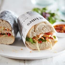 Gegrilde kip sandwich met Coleslaw en limoen Gegrilde kip sandwich met Coleslaw en limoen