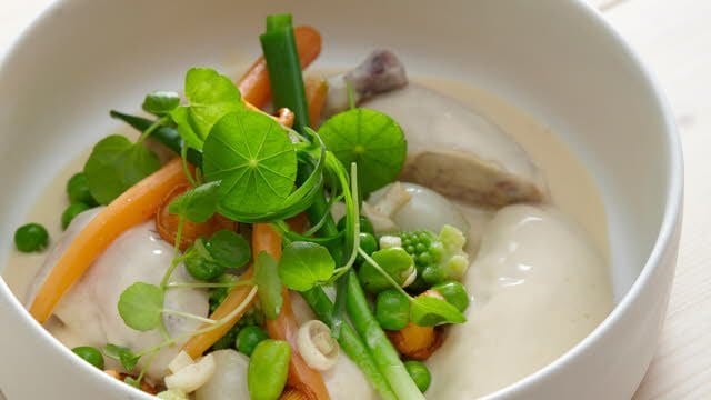 Gepocheerd piepkuiken met dragon en jonge groenten Gepocheerd piepkuiken met dragon en jonge groenten