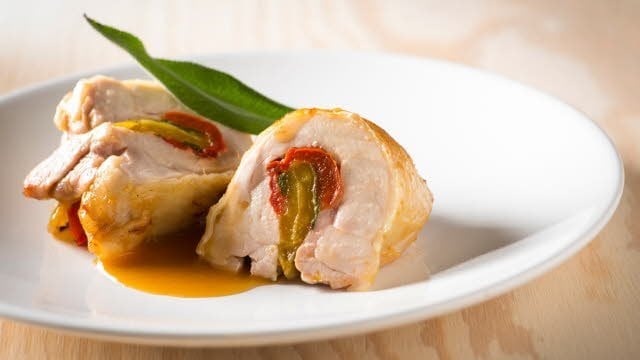 Kippendijen uit de oven met gegrilde paprika en salie Kippendijen uit de oven met gegrilde paprika en salie