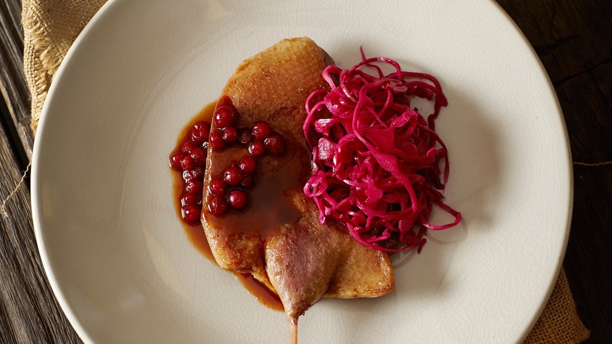 Krokant gebakken wilde eend met vossenbessen en zoet zure rode kool – Recept