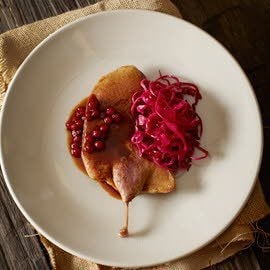 Krokant gebakken wilde eend met vossenbessen en zoet zure rode kool