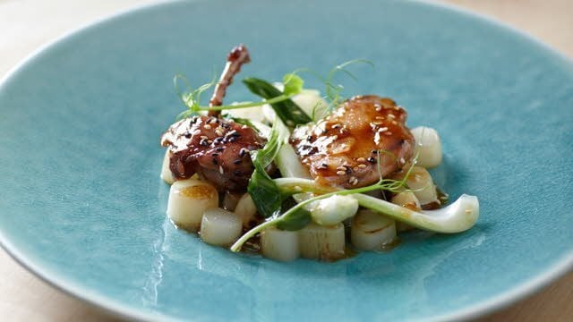 Salade met teriyakikwartel asperges en paksoi