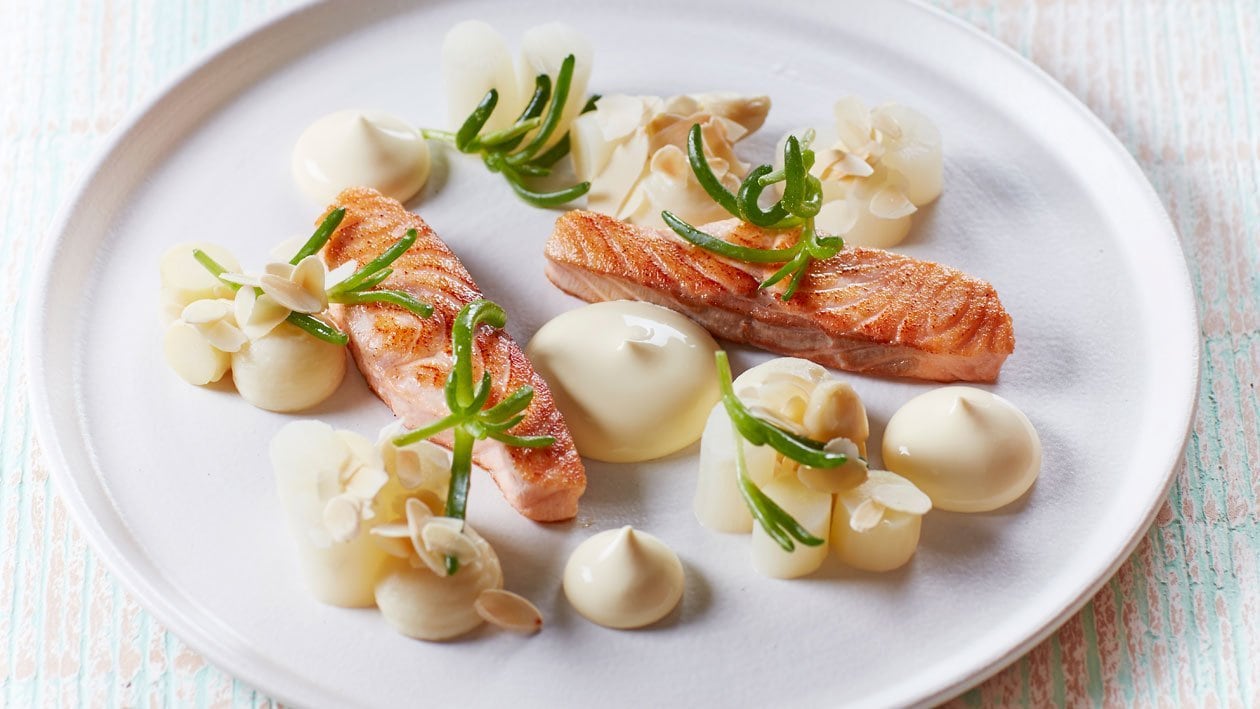 Asperges met zalm en geroosterde amandelen – Recept