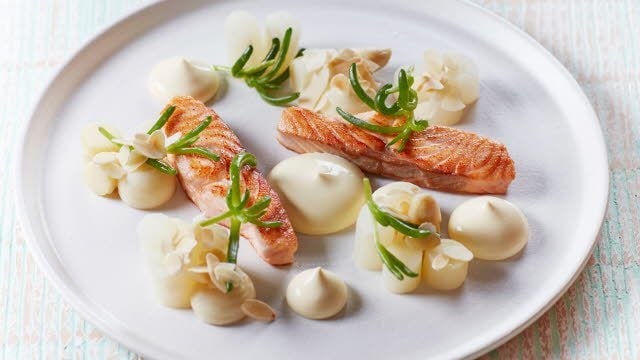 Asperges met zalm en geroosterde amandelen Asperges met zalm en geroosterde amandelen
