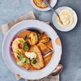 Bouillabaisse met rouille en geroosterd zuurdesem