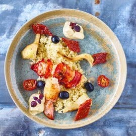 Couscous met artisjokken, zongedroogde tomaten en taggiasche olijven, gegrilde kreeft en ananaskerriesaus Couscous met artisjokken, zongedroogde tomaten en taggiasche olijven, gegrilde kreeft en ananaskerriesaus