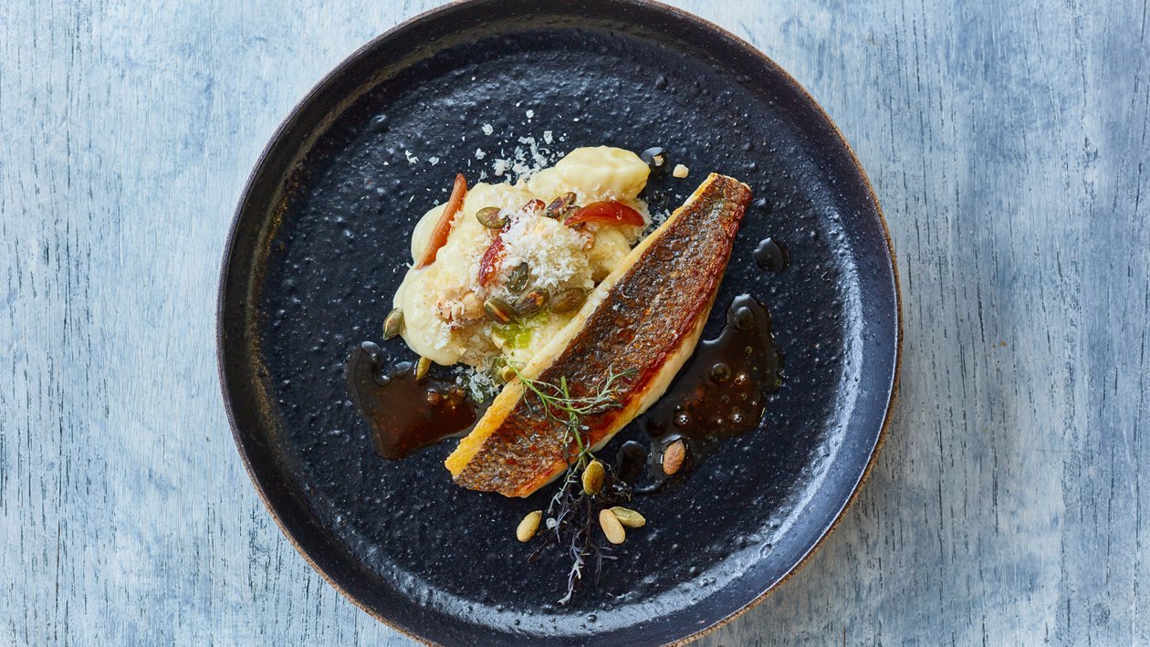 Gebakken doradefilet met gnocchi, dadels, Parmezaanse kaas, pompoenpitten en kippenjus – Recept Gebakken doradefilet met gnocchi, dadels, Parmezaanse kaas, pompoenpitten en kippenjus – Recept