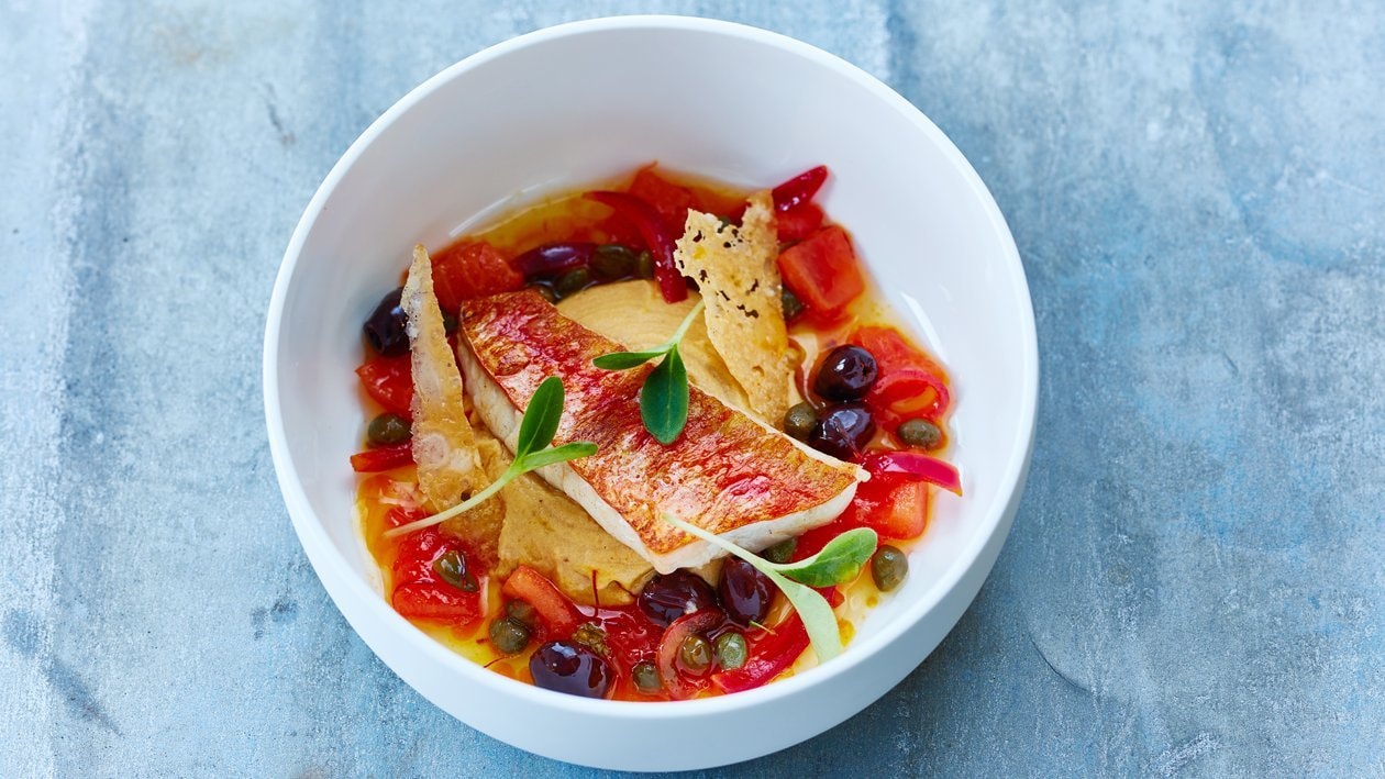 Gebakken mul met chorizocrème en een chutney van tomaten, olijven, kappertjes en saffraan – Recept