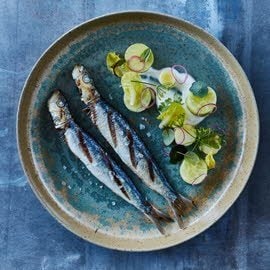 Gegrilde sardines met komkommer, geitenyoghurt en avocado