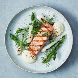 Gegrilde zalm met asperges en hollandaise saus Gegrilde zalm met asperges en hollandaise saus
