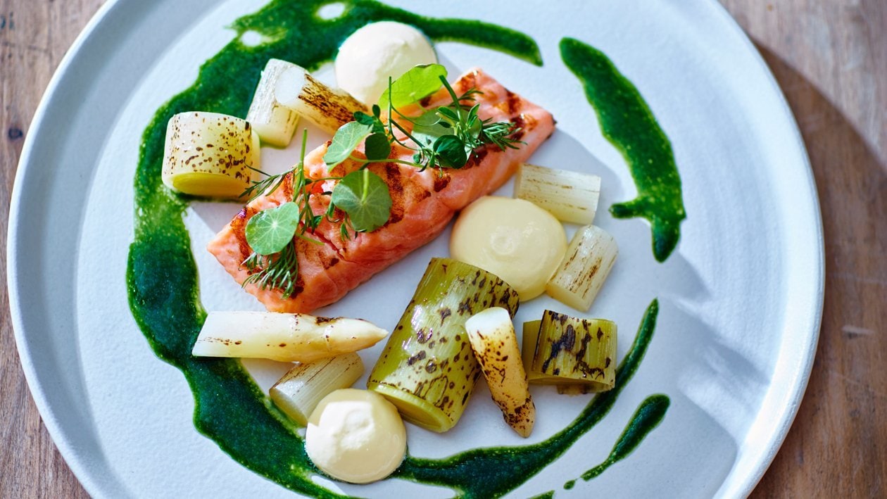 Gegrilde zalm met geblakerde prei, asperges en landcress – Recept