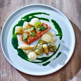 Gegrilde zalm met geblakerde prei, asperges en landcress Gegrilde zalm met geblakerde prei, asperges en landcress