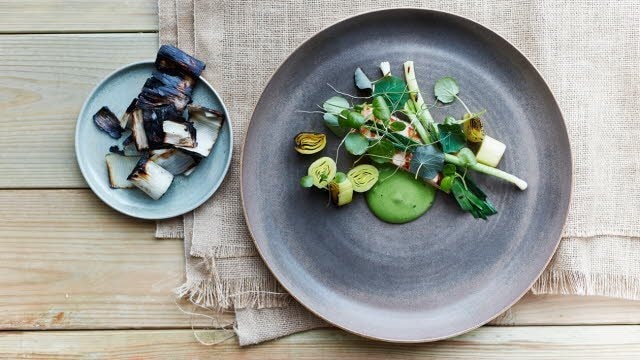 Gegrilde zalm met geblakerde prei en landkerssaus