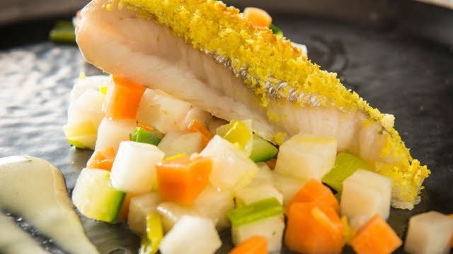 Gepaneerde steenbolkfilet met hollandaisesaus Gepaneerde steenbolkfilet met hollandaisesaus