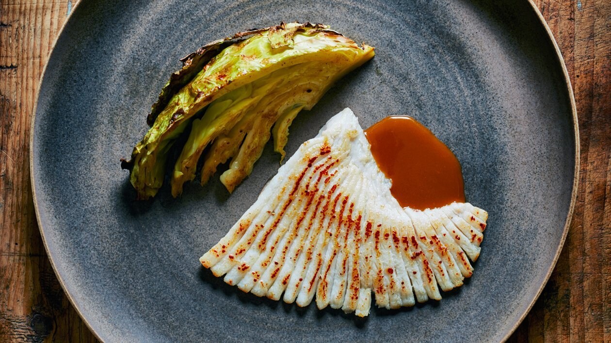 Geroosterde spitskool met rog vleugel en kreeftenjus – Recept