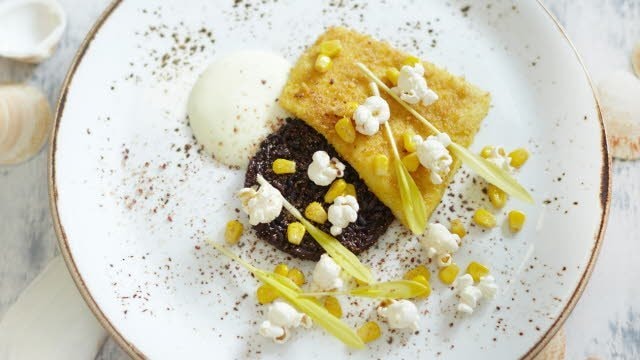 Griet met 'bugles', maïsschuim, popcorn en 'black venus' rijst