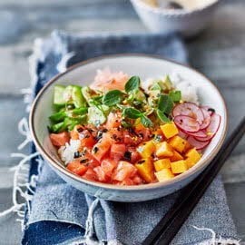 Poké bowl met zalm en ponzu mayonaise Poké bowl met zalm en ponzu mayonaise