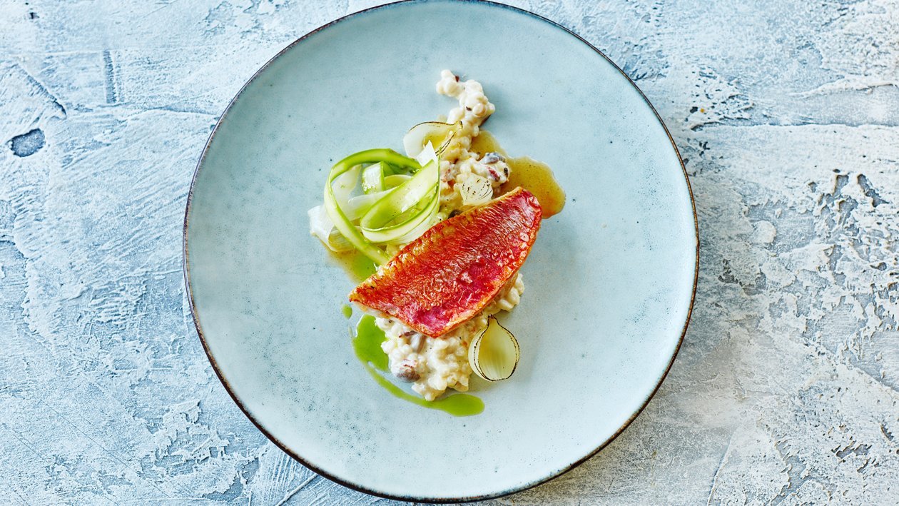 Romige risotto van parelgerst, geroosterde mul, verse prei-olie en beurre noisette – Recept