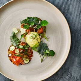 Rosti met gerookte zalm, kruidensalade en mosterd hollandaise Rosti met gerookte zalm, kruidensalade en mosterd hollandaise