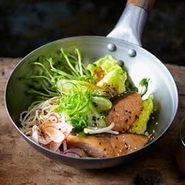 Sobanoedelsalade met zalm en sesamsojavinaigrette Sobanoedelsalade met zalm en sesamsojavinaigrette