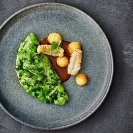 Spitskool met langoustines, polenta en kreeftenjus