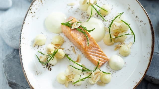 Zalm met asperges en geroosterde amandelen
