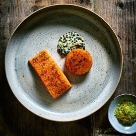 Zalmforel met geroosterde pompoen en beluga linzencurry