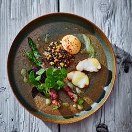 Zeeduivel met linzen, gebakken asperges en pittige hollandaise