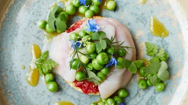 Zwaardvis met doperwten, kruiden en bloemen uit de tuin en vadouvan