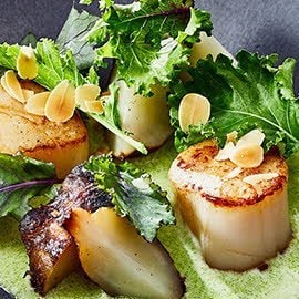 Aardpeer met coquilles, boerenkool en beurre blanc Aardpeer met coquilles, boerenkool en beurre blanc